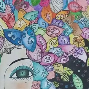 Donna immersa in un manto di fiori