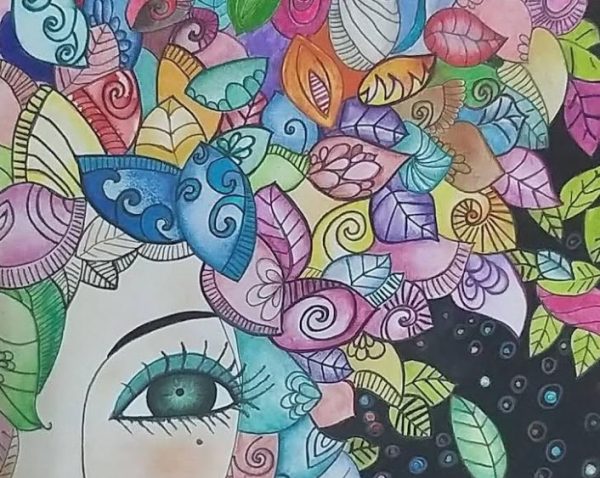 Donna immersa in un manto di fiori