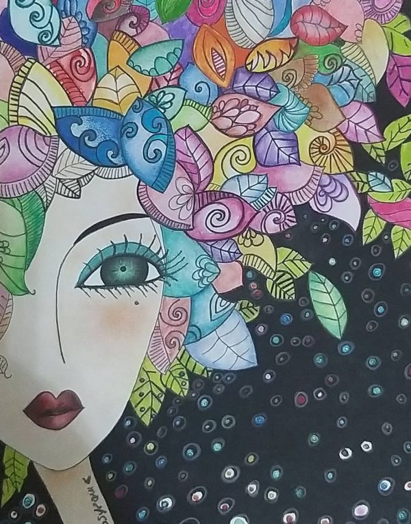 Donna immersa in un manto di fiori - immagine 2